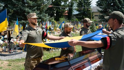В Ужгороді попрощалися з полеглим захисником Олександром Безегою В Ужгороді попрощалися з полеглим захисником Олександром Безегою