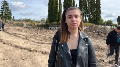 Дівчина на цвинтарі Дівчина на цвинтарі