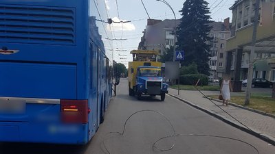 У Тернополі автобус пошкодив електромережі: рух транспорту ускладнений