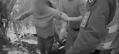 У Києві правоохоронці врятували жінку, яка разом із собакою провалилась під лід У Києві правоохоронці врятували жінку, яка разом із собакою провалилась під лід