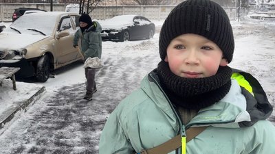 Дев'ятирічний Дамір Тимощук з Бердичева сам прибирає сніг біля свого будинку