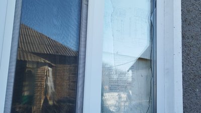 Пошкоджене внаслідок удару РФ вікно в Ізюмському районі