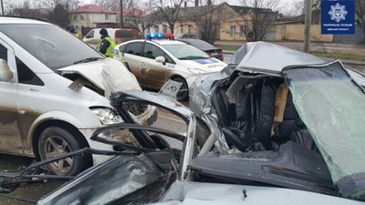 В Одесі зіткнулися дві автівки: одна людина загинула, ще трьох госпіталізували В Одесі зіткнулися дві автівки: одна людина загинула, ще трьох госпіталізували
