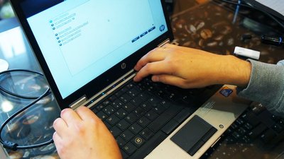 Працює на дотик: вінничанин наосліп встановлює програми для людей із вадами зору Працює на дотик: вінничанин наосліп встановлює програми для людей із вадами зору