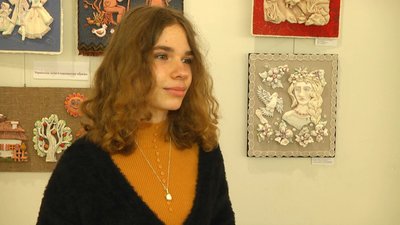 "Дівчина і пташки, в якій зображено тему українських пісень, чекає свого милого", - каже Вероніка Столярська. "Дівчина і пташки, в якій зображено тему українських пісень, чекає свого милого", - каже Вероніка Столярська.