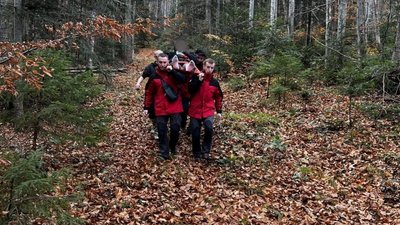 Прикарпатські рятувальники допомогли чоловікові, який травмував ногу в лісі Прикарпатські рятувальники допомогли чоловікові, який травмував ногу в лісі