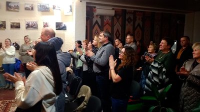 Збирали гроші для 121 бригади. У Кропивницькому вдруге читали п’єсу "Молочайник" про життя в окупації Збирали гроші для 121 бригади. У Кропивницькому вдруге читали п’єсу "Молочайник" про життя в окупації