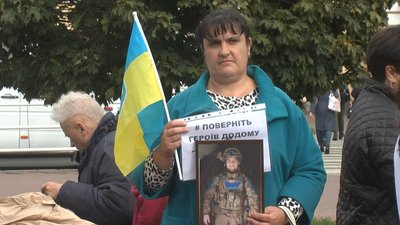 Міцно тримає портрет сина в руках. У Хмельницькому відбулась акція в підтримку полонених воїнів