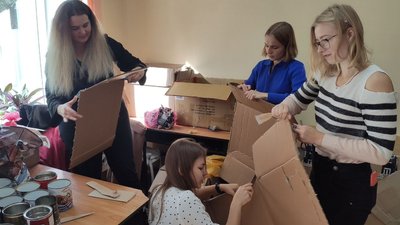 "Зігрій захисників теплом": у Тернополі студенти-медики виготовляють окопні свічки "Зігрій захисників теплом": у Тернополі студенти-медики виготовляють окопні свічки