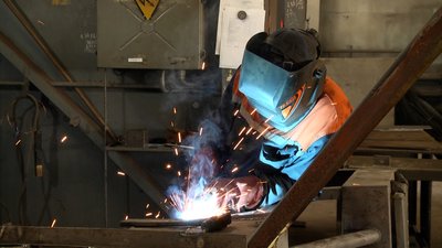 У Житомирській області на електроопорах облаштовують безпечні гнізда для лелек У Житомирській області на електроопорах облаштовують безпечні гнізда для лелек