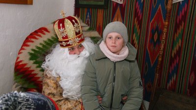 На Франківщині у лісовій хатинці святий Миколай приймає дітей На Франківщині у лісовій хатинці святий Миколай приймає дітей