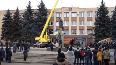 Лєнін із молотка: на Черкащині з аукціону придбали статую "вождя" Лєнін із молотка: на Черкащині з аукціону придбали статую "вождя"