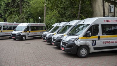 Київ закупив 11 спецавто для перевезення інвалідів міським центром соцобслуговування