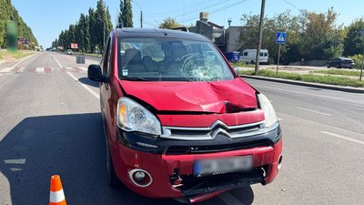 Померла через добу: автомобіль збив 73-річну пішохідку у Рівному