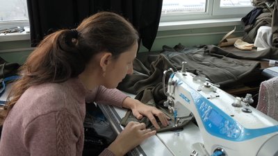 Утеплюють на зиму. Вінницьке підприємство незрячих шиє теплий одяг для бійців