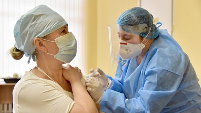 103 повністю вакцинованих: на Закарпатті почали щеплення другою дозою вакцини від COVID-19