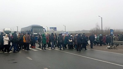 Протестувальники перекрили трасу «Київ-Харків» Протестувальники перекрили трасу «Київ-Харків»
