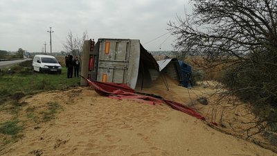 Під Херсоном перекинулася вантажівка з пшеницею Під Херсоном перекинулася вантажівка з пшеницею
