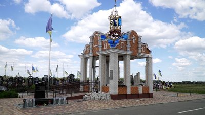 Ходити виключно доріжками та нікуди не звертати: у Чернігові відкрили кладовище "Яцево" Ходити виключно доріжками та нікуди не звертати: у Чернігові відкрили кладовище "Яцево"