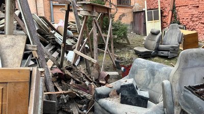Чернівчани прибирають бомбосховища й підвали — виносять купи сміття