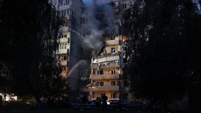 Пошкоджена багатоповерхівка внаслідок атаки РФ у Святошинському районі