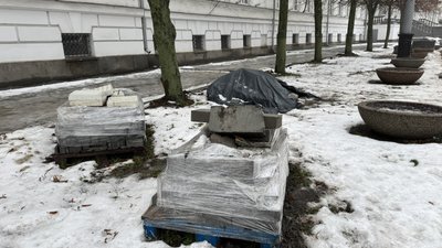 У Полтави призупинили перекладання плитки У Полтави призупинили перекладання плитки