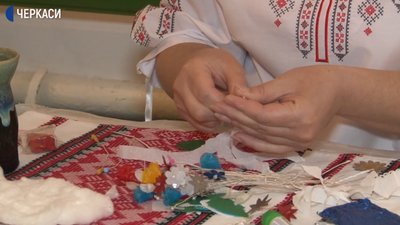 Черкащанка створює українські традиційні воскові віночки Черкащанка створює українські традиційні воскові віночки