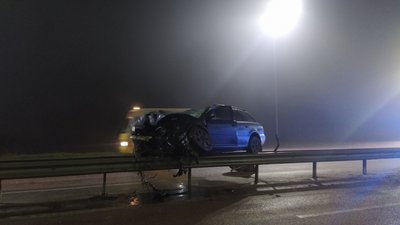 На Рівненщині водій з Івано-Франківщини вилетів на відбійник, авто зависло зверху На Рівненщині водій з Івано-Франківщини вилетів на відбійник, авто зависло зверху