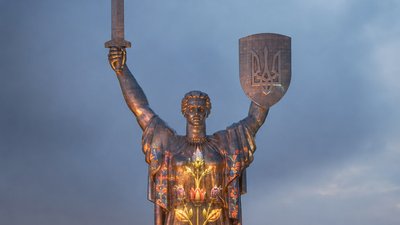 Арт-інсталяція «Майбутнє памятає» на монументі Батьківщина-Мати
