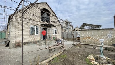 Загиблі мирні жителі, пошкодження цивільної інфраструктури — наслідки чергових влучань РФ по Херсону та передмістю