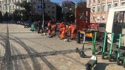 Комунальники замінюють напівсфери на антипаркувальні стовпчики