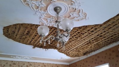 Аварія колектора на Штурвальній: як живуть херсонці, чиї будинки були пошкоджені Аварія колектора на Штурвальній: як живуть херсонці, чиї будинки були пошкоджені
