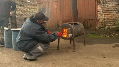 "Зараз йдуть дощі, сльота, треба обігрівати наших бійців". У Кривому Розі виготовляють буржуйки для ЗСУ "Зараз йдуть дощі, сльота, треба обігрівати наших бійців". У Кривому Розі виготовляють буржуйки для ЗСУ