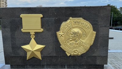 В Одесі на площі 10 Квітня розмалювали барельєфи Леніна В Одесі на площі 10 Квітня розмалювали барельєфи Леніна