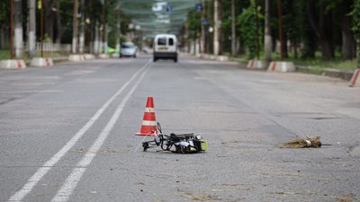 Російський дрон на дорозі у середмісті Херсона