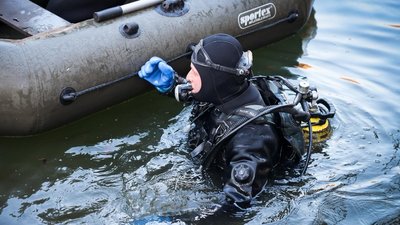 Рятувальник у водоймі, де загинули двоє хлопців у Харкові, 12 березня 2026 року