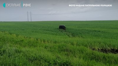 Машина в полі: у поліції розповіли подробиці ДТП біля Рівного Машина в полі: у поліції розповіли подробиці ДТП біля Рівного