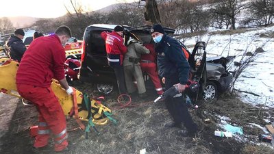 На Івано-Франківщині авто врізалося в дерево. Водій та пасажир загинули