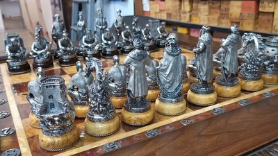 На 32 шахові фігури ювелір використав 4 кілограми срібла. Фото: Суспільне Поділля