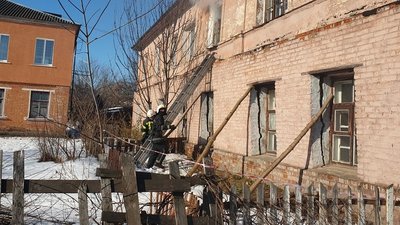 Одного чоловіка врятували, двох евакуювали з пожежі у Конотопі на Сумщині