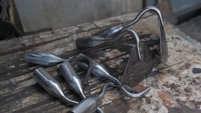 Родина з Вінниччини виготовляє металеві скоби для військових на передову Родина з Вінниччини виготовляє металеві скоби для військових на передову