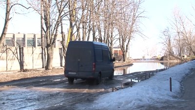 Не ремонтували 15 років: ями на дорозі поблизу Черкас затопило водою Не ремонтували 15 років: ями на дорозі поблизу Черкас затопило водою