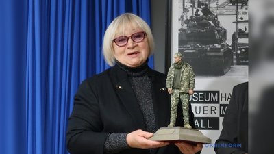 Параска Демчук мати Олександра Мацієвського зі статуеткою сина Параска Демчук мати Олександра Мацієвського зі статуеткою сина