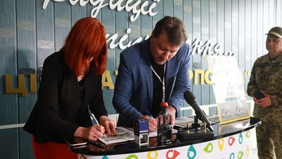У Запоріжжі відбувся продаж поштової марки "Русскій воєнний корабль... Всьо" У Запоріжжі відбувся продаж поштової марки "Русскій воєнний корабль... Всьо"