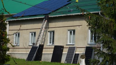 Сонячні батареї на мільйон гривень: у громаді на Тернопільщині встановлюють мережеву електростанцію Сонячні батареї на мільйон гривень: у громаді на Тернопільщині встановлюють мережеву електростанцію