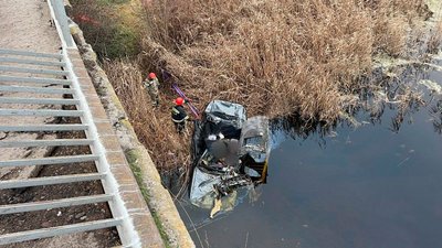 Автомобіль впав у річку на Миколаївщині. Загинула родина