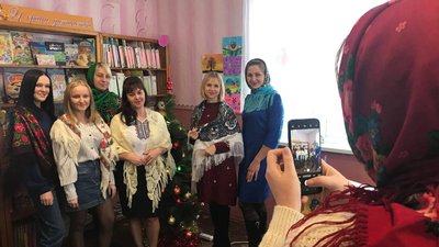 Жительки Дачного відзначають День хустки Жительки Дачного відзначають День хустки