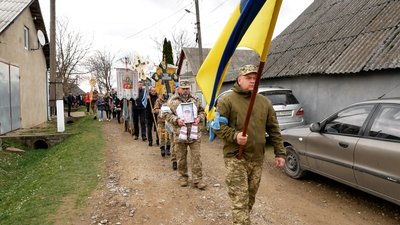 "Його шукали всі, хто міг". У громаді на Буковині попрощалися з оборонцем з "Азовсталі" Олексієм Карлійчуком "Його шукали всі, хто міг". У громаді на Буковині попрощалися з оборонцем з "Азовсталі" Олексієм Карлійчуком