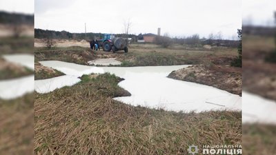 Місце, де зливали відходи на околиці Сновська на Чернігівщині, квітень 2024 року