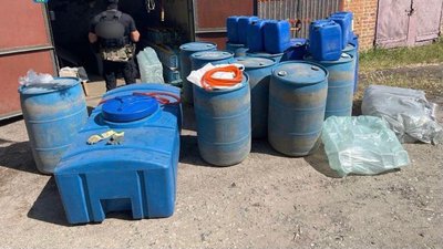 На Черкащині в гаражі виготовляли алкоголь